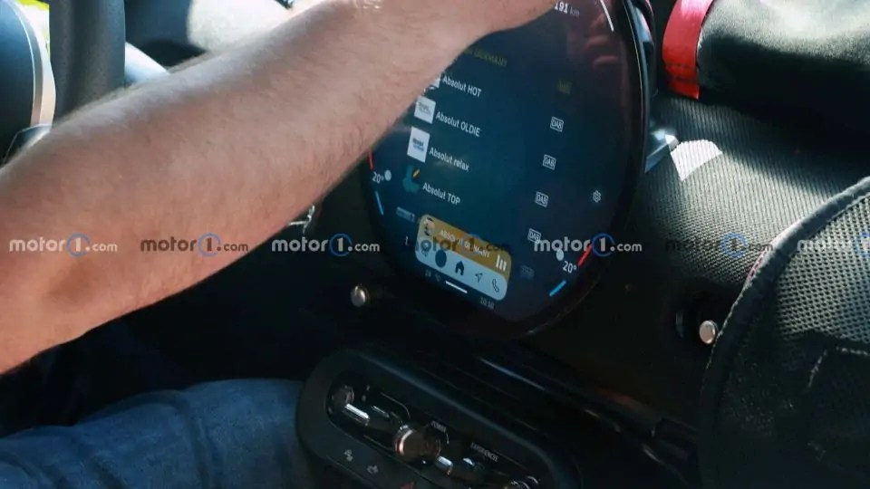 شاشة ميني كوبر الكهربائية الجديدة تظهر معلومات السائق