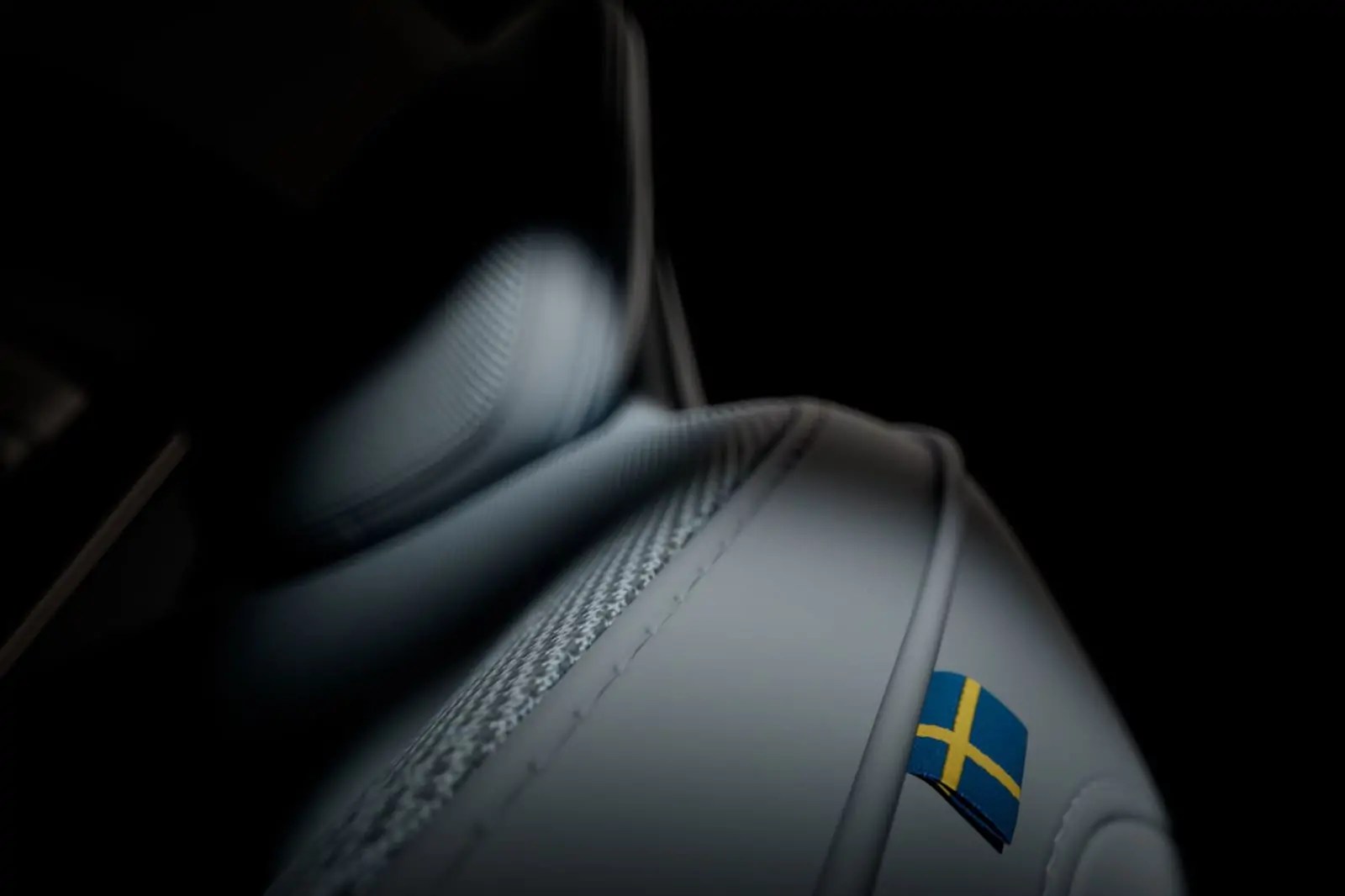 العلم السويدي بطرف المقعد 
