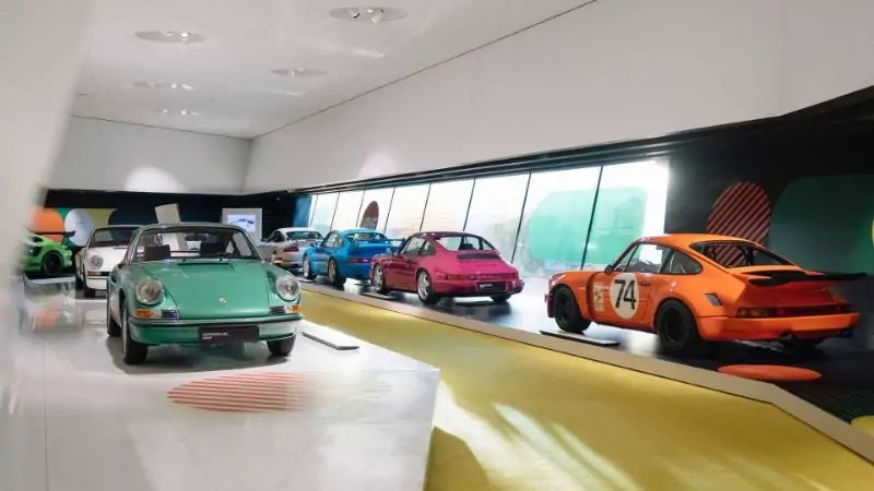فيديو إبداعي يُظهر روعة سيارات بورشه في المتحف