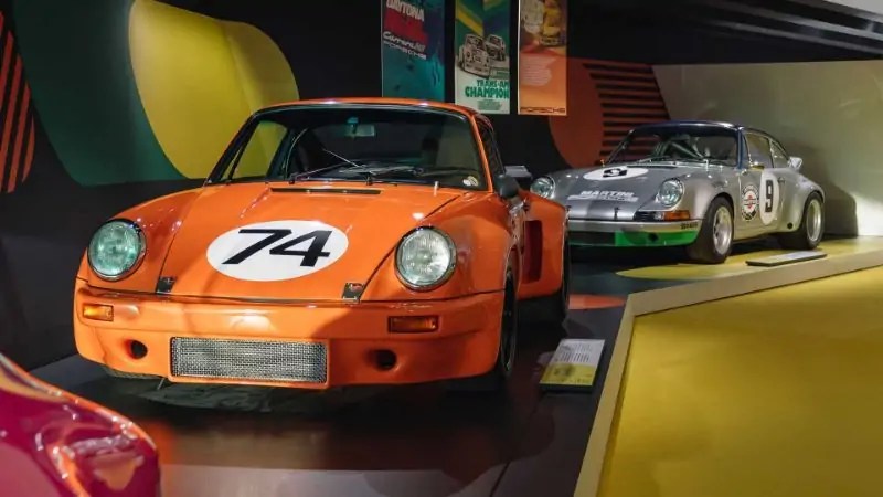 فيديو إبداعي يُظهر روعة سيارات بورشه في المتحف