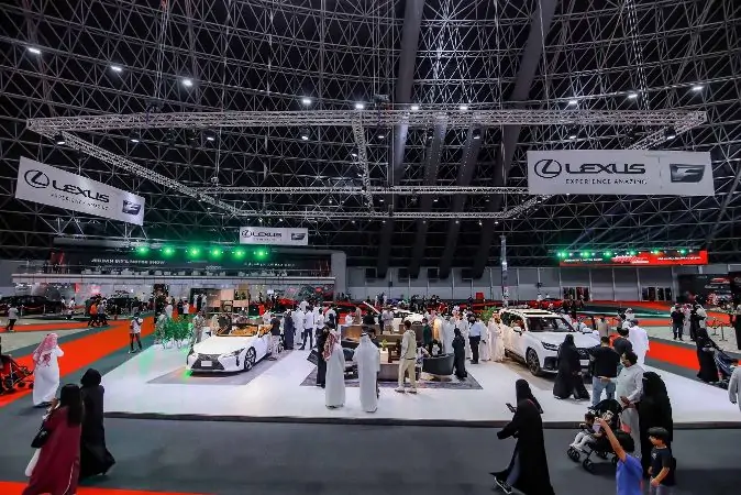 3 سيارات لكزس تبهر زوار معرض جدة الدولي للسيارات
