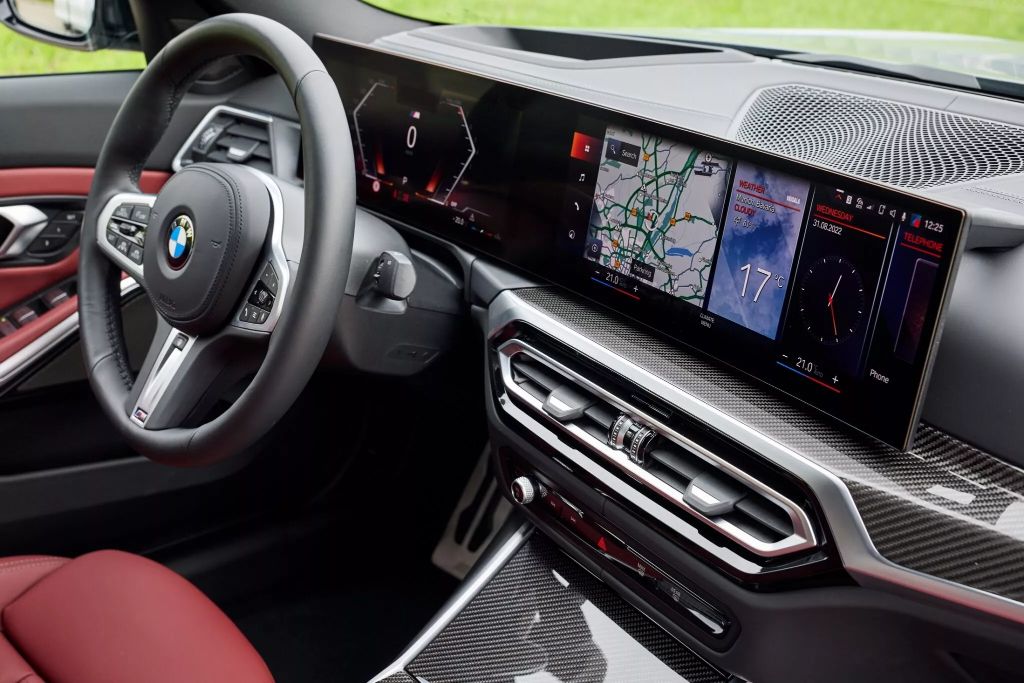 BMW   تمنح عددا من سياراتها تقنية الركن عن بعد والشاشات المنحنية