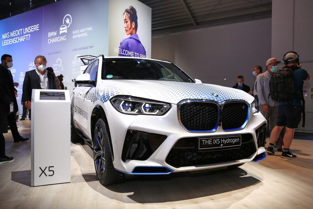 BMW : مستقبل السيارات سيكون أفضل وأكبر مع الهيدروجين وليس الكهرباء