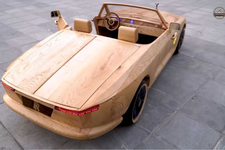 أب يبني نسخة خشبية مذهلة من رولزرويس بوت تيل لابنه