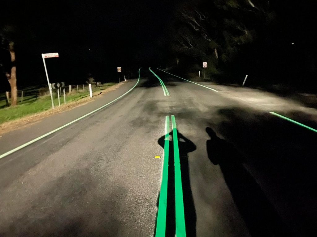 أستراليا تطرح برنامج للسلامة على الطريق يجعل الخطوط تتوهج بالظلام