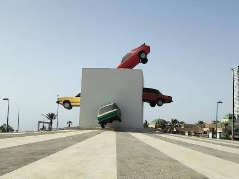 أمانة محافظة جدة تزيل مجسم مكعب السيارات الشهير في كورنيش جدة