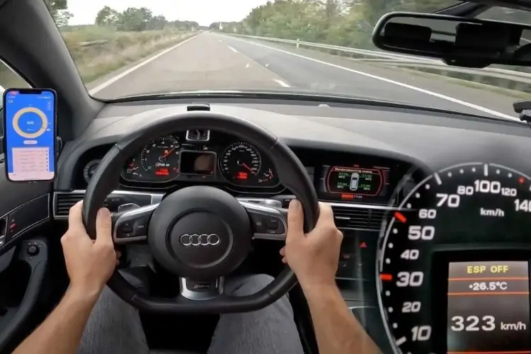 أودي RS6 V10 معدلة تستعرض أدائها القوي على طريق أوتوبان مفتوح السرعة