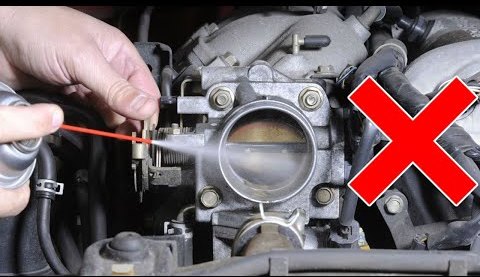 إحذر من خطر تنظيف بوابة محرك السيارة