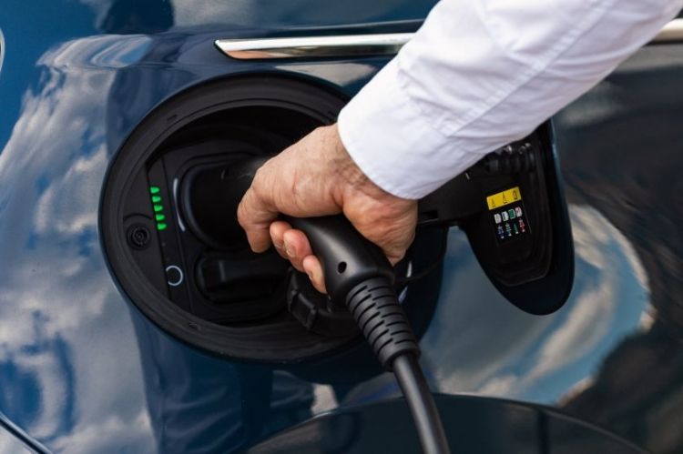 الدراسات تقول أن السيارات الكهربائية أفضل من التقليدية في تكاليف الخدمات