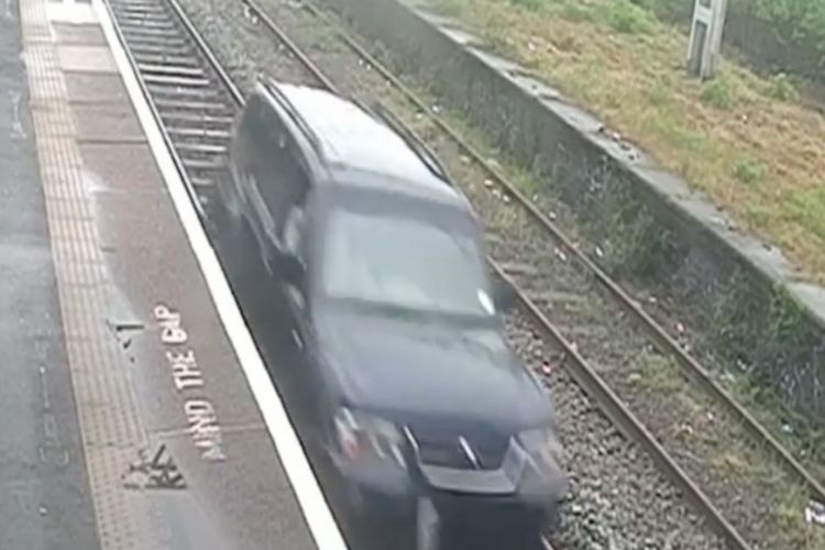 السجن لرجل قاد سيارته على قضبان القطارات في المملكة المتحدة!
