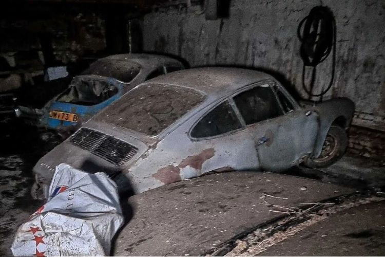 العثور على سيارات بورشه وجاكوار وبنتلي كلاسيكية مخزنة في مخزن ضخم