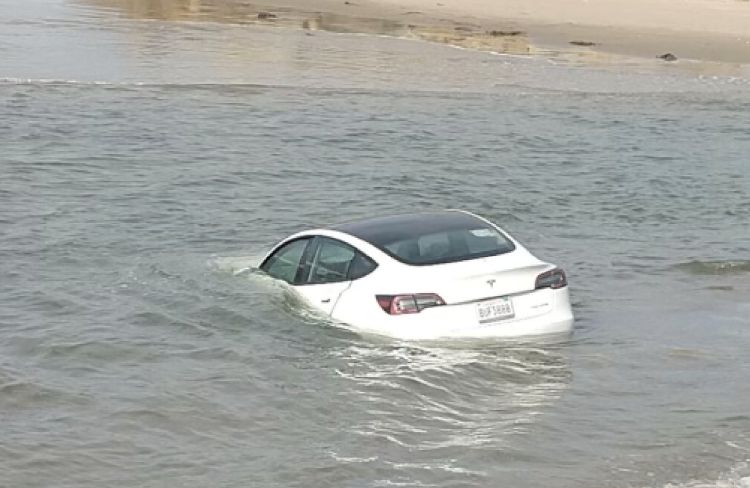 بالفيديو: العثور على سيارة تيسلا موديل 3 عائمة في المحيط بأمريكا