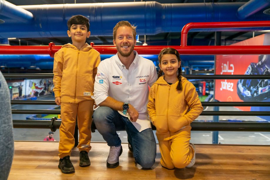 بطل الفورمولا e سام بيرد يلتقي مع نجوم مستقبل رياضة السيارات السعودية