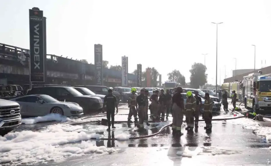 حريق في منطقة رأس الخور في دبي يتسبب في تضرر 55 سيارة فارهة
