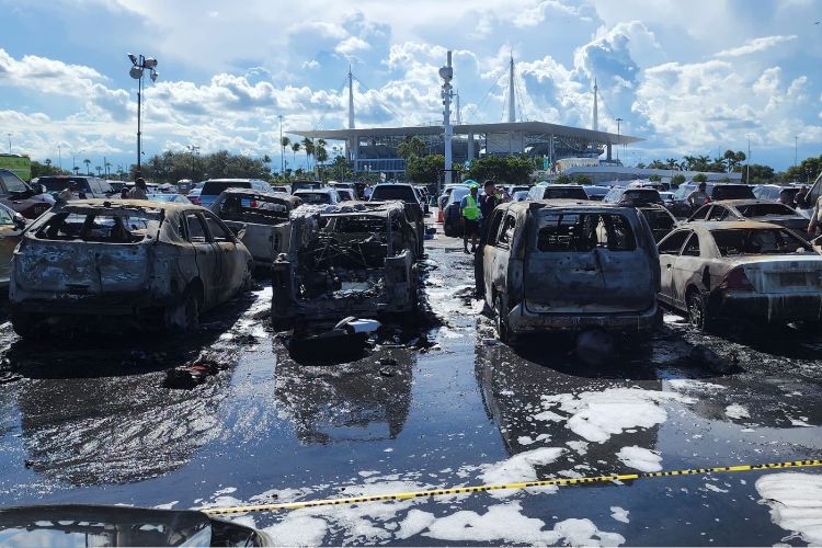 حريق هائل يدمر 11 سيارة أثناء مباراة كرة قدم أمريكية
