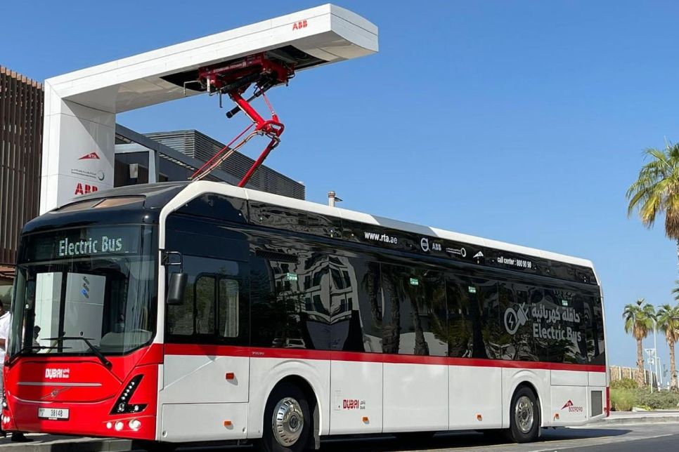 دبي تشغل حافلتين كهربائيتين مزودتين بتقنيات الشحن السريع على الطرق