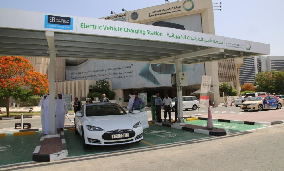 دبي تطور خدمات شحن السيارات الكهربائية