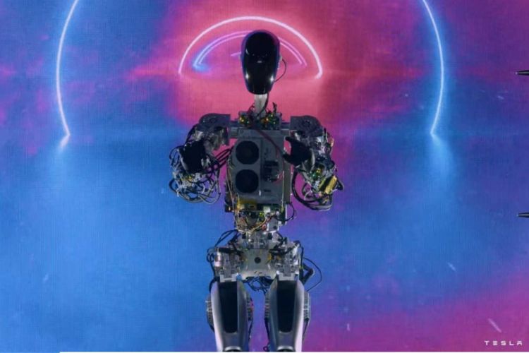 روبوت تيسلا البشري يسير على خشبة المسرح في يوم الذكاء الاصطناعي