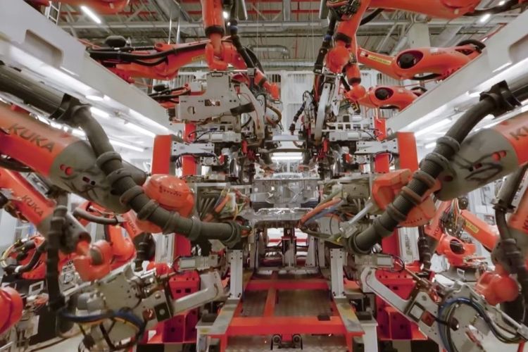 روبوتات خط إنتاج تيسلا سايبرتراك يتم تسليمها إلى مصنع الشركة في تكساس