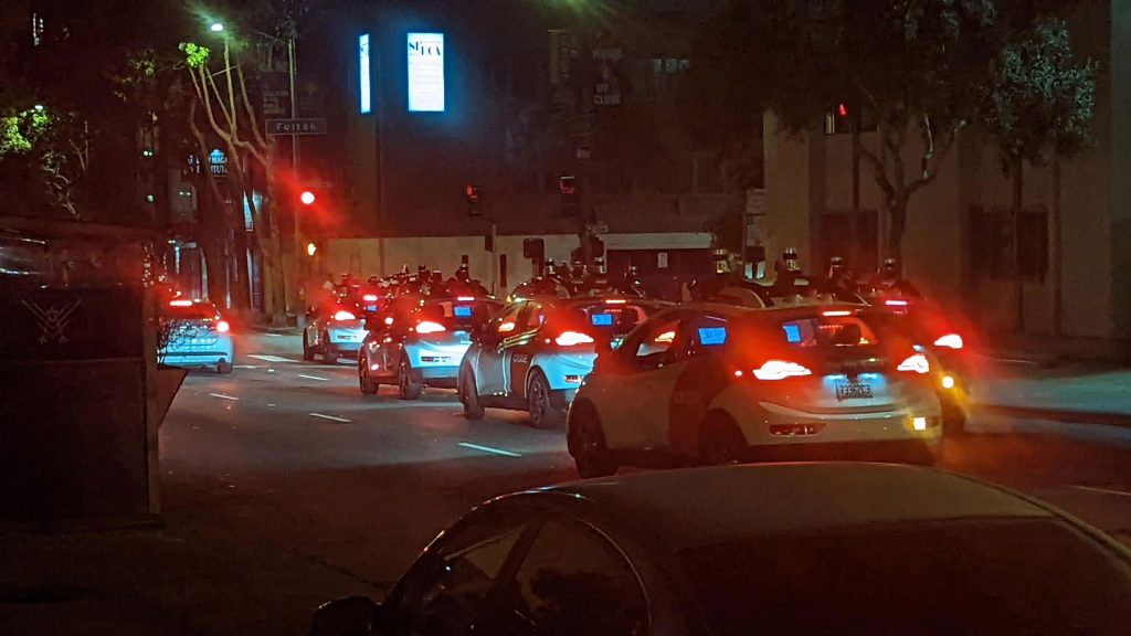 سيارات روبوتاكسي كروز الآلية تغلق شارع سان فرانسيسكو
