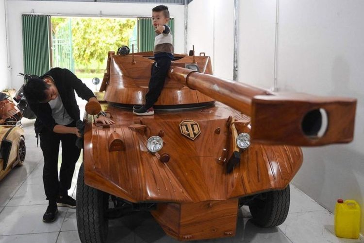 شاهد أب فيتنامي يبني دبابة خشبية مُذهلة كبيرة الحجم مستوحاة من لعبة ابنه المفضلة