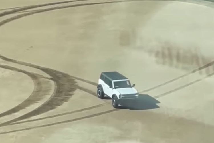شاهد اعتقال سائق فورد برونكو لقيامه بالدريفت في ملعب بيسبول
