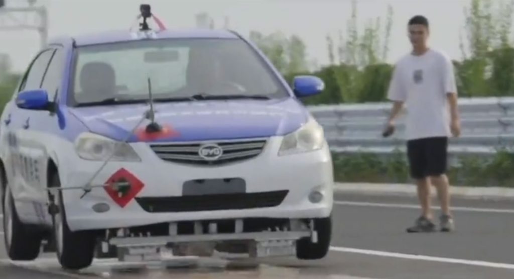 شاهد باحثون صينيون يختبرون سيارات باستخدام تقنية الطفو المغناطيسي