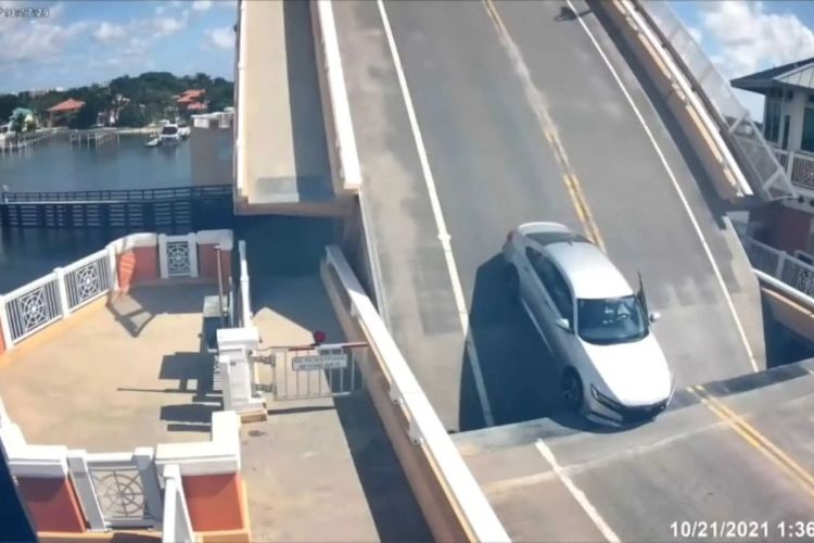 شاهد سائق يعلق على جسر متحرك لم يتمكن من الهروب مع انفتاح الجسر