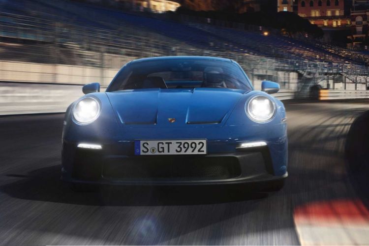 شاهد سباق تسارع مثير بين بورشه 911 GT3 وبي ام دبليو M4 CSL الأكثر قوة