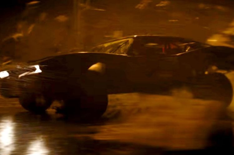 شاهد سيارة باتموبيل الجديدة تتألق في أحدث مقطع دعائي لفيلم باتمان المقبل