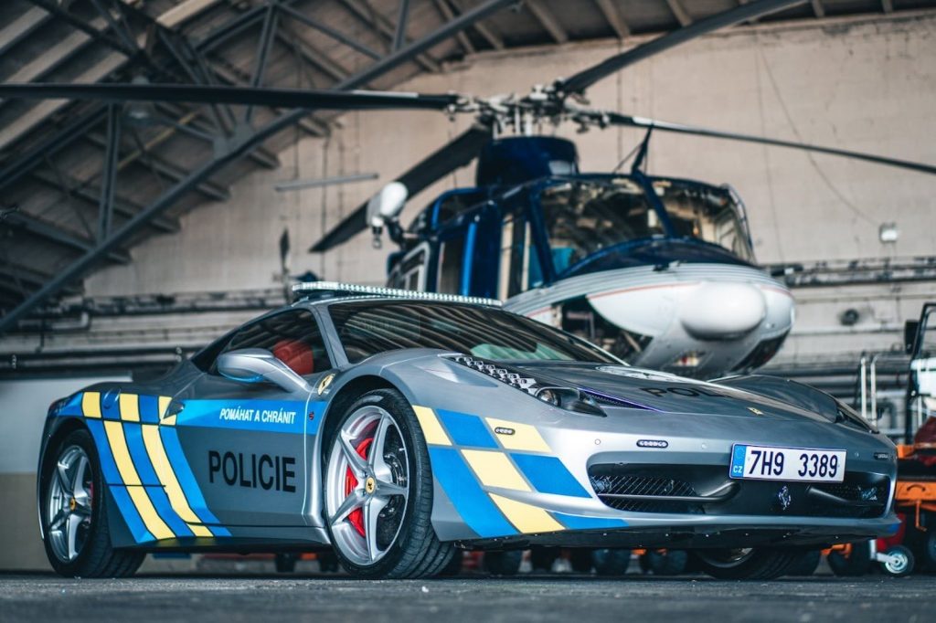 شاهد شرطة التشيك تضم فيراري 458 إيطاليا لسياراتها لمكافحة الجريمة
