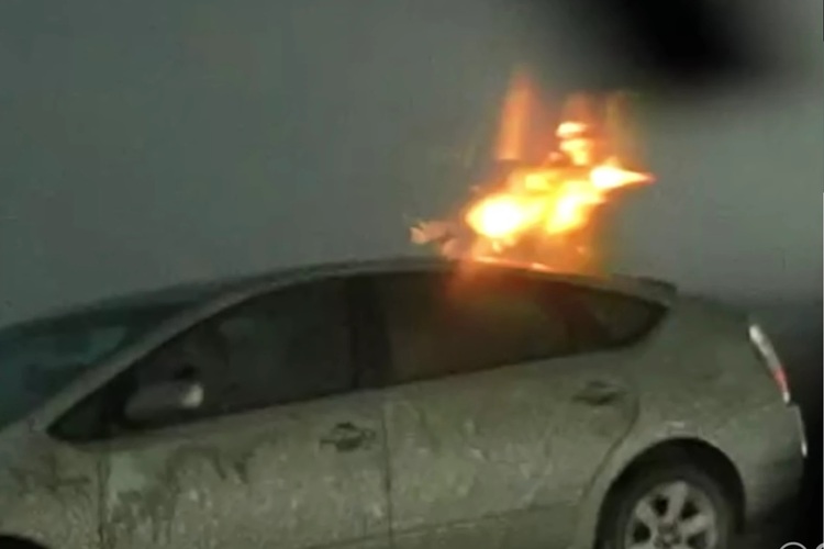 شاهد فيديو يلتقط لحظة ضرب البرق لسيارة تويوتا بريوس والآثار المترتبة عليها