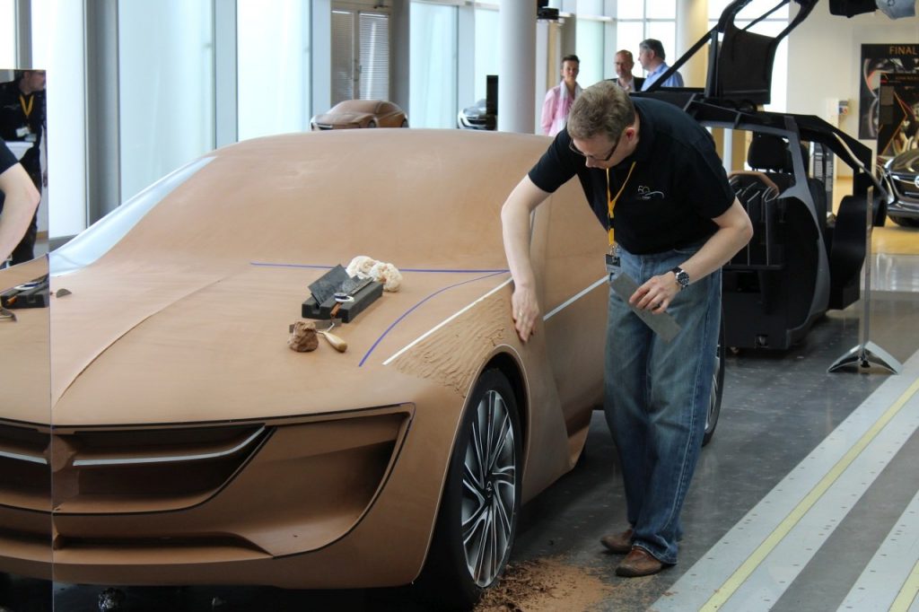 شاهد كيف يتم تصميم نماذج السيارات الجديده من طين الصلصال