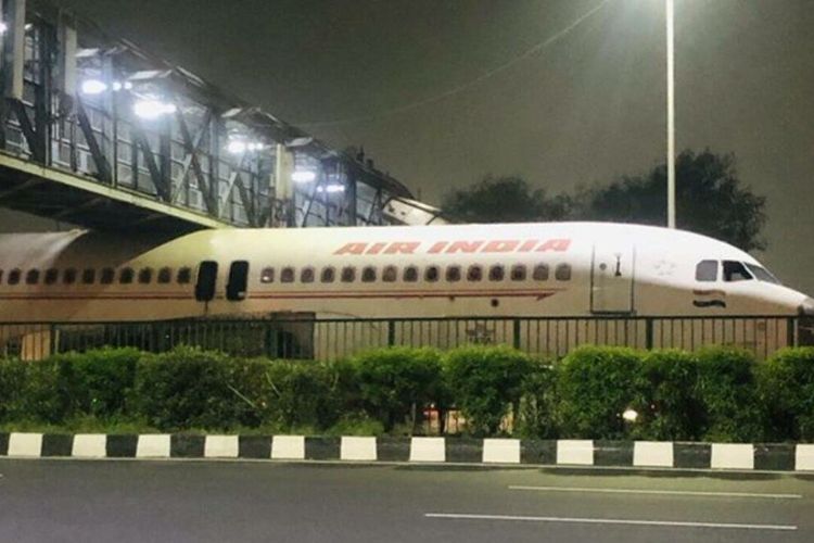 طائرة تعلق أسفل جسر أثناء نقلها من المطار بالهند!