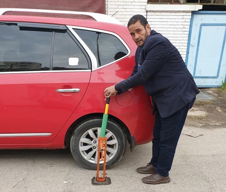 مخترع مصري يخترع رافعة ذكية للإطارات
