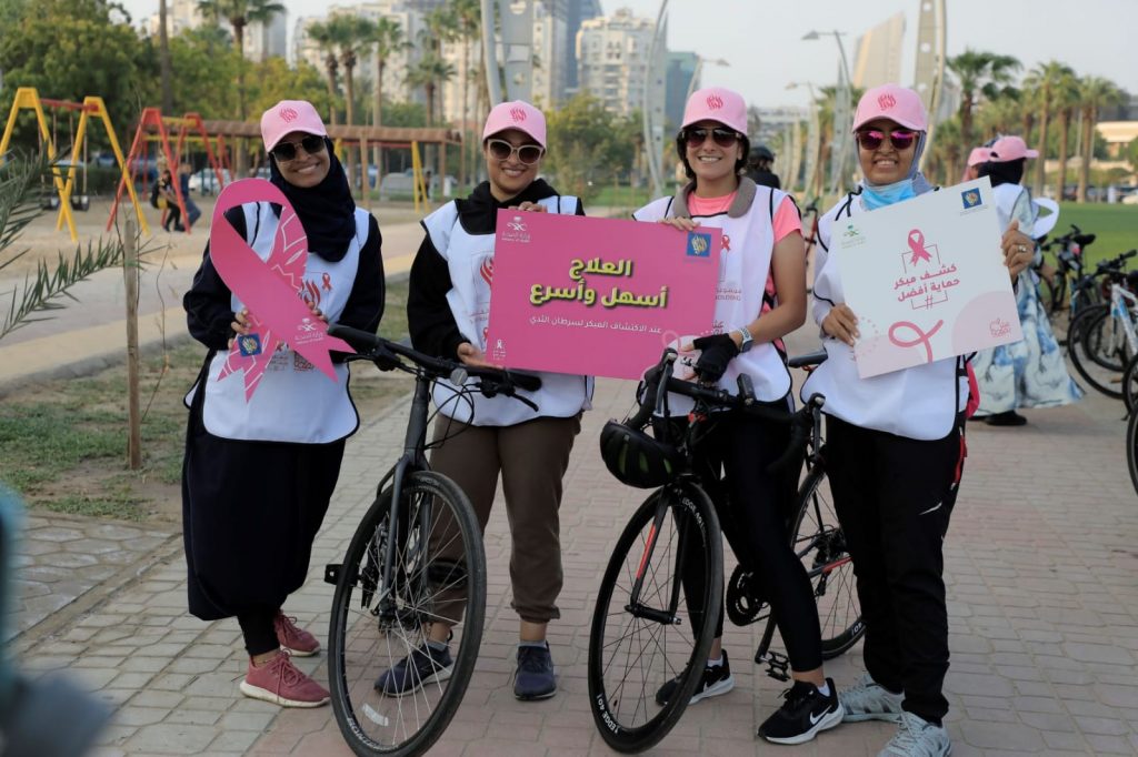 مسيرة نسائية بالدراجات الهوائية للتوعية بسرطان الثدي