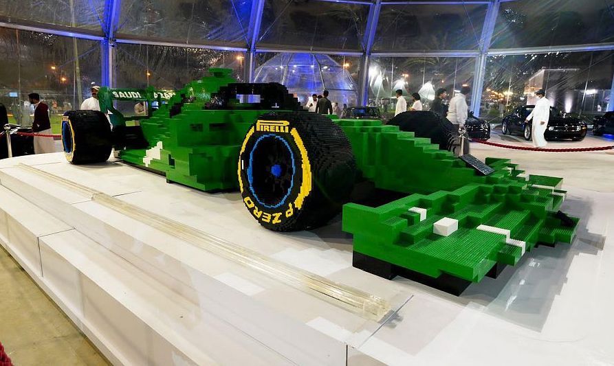 معرض الرياض للسيارات يعرض أكبر مجسّم F1 من قطع الليجو
