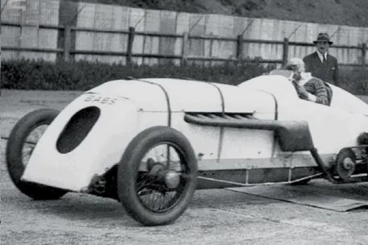 مهندس عانى من نقص التمويل أصبح أول شخص يقود سيارة بسرعة تفوق 270 كلم بالساعة في 1926