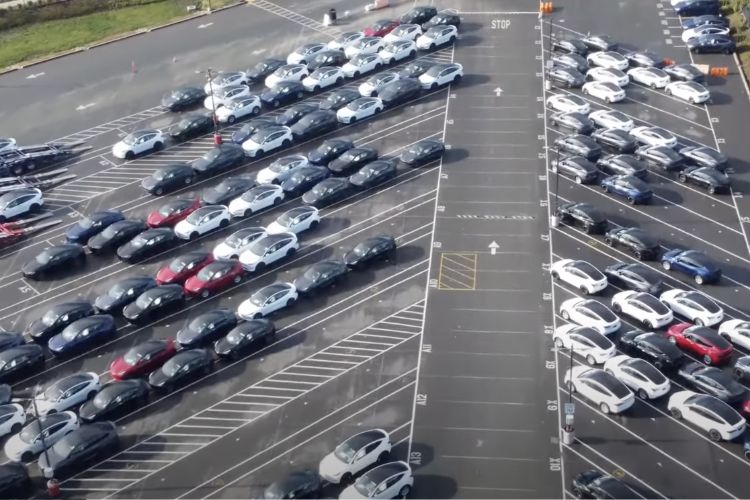 موقف سيارات مصنع تيسلا في فيرمونت يظهر ممتلئاً بالسيارات.. فما الذي يعنيه ذلك
