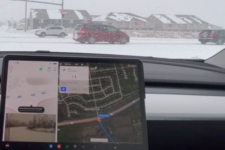 نظام القيادة الذاتية الكامل بسيارة تيسلا يُعاني أثناء القيادة في الأجواء الثلجية