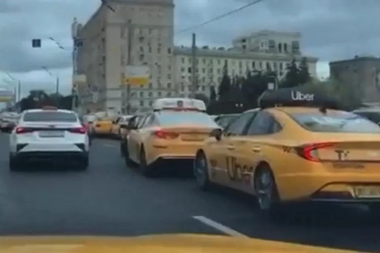 هاكر شهير يتسبب في ازدحام مرور هائل في موسكو بعد اختراق تطبيق تاكسي