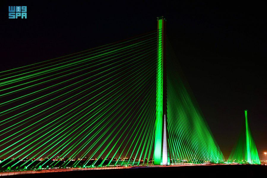 وزارة النقل والخدمات اللوجستية تضيء الجسر المعلق في مدينة الرياض باللون الأخضر