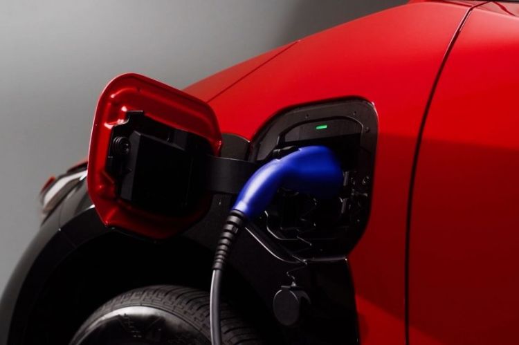 يعتقد 66 بالمائة من المستهلكين أن السيارات الكهربائية بها محرك بنزين!