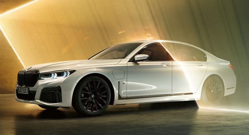 BMW تجدد وجه وقلب الفئة السابعة بعدة خيارات للفخامة والقوة