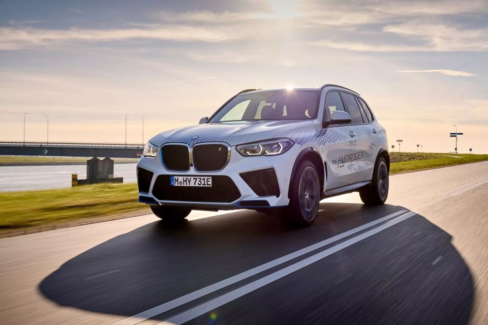 BMW تطلق اسطولها العالمي من الهيدروجينية iX5 بخلايا وقود تويوتا