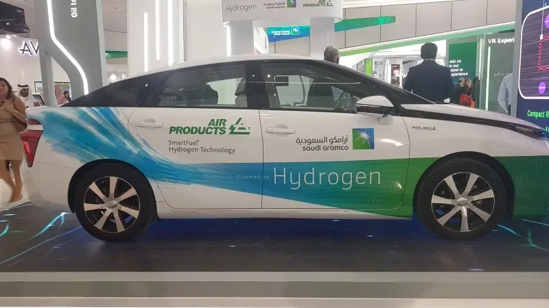 أرامكو السعودية تعرض سيارتها الهيدروجينية في مدينة أبوظبي