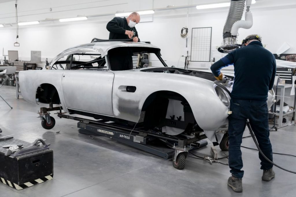 أستون مارتن تعيد إنتاج سيارة DB5 بعد 55 عاماً