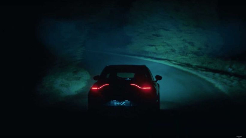 أستون مارتن DBX تضئ الليل أمامها على الطريق في اعلان تشويقي جديد