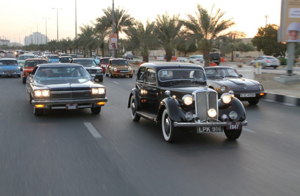 أكثر من 200 سيارة كلاسيكية ضمن مسيرة اليوم الوطني الإماراتي