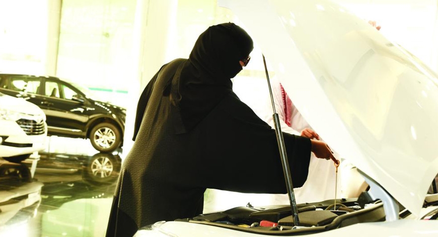 أكثر من 450 فتاة سعودية يلتحقن بدورات قيادة وصيانة السيارات